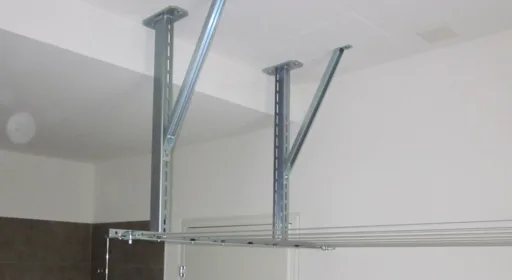 Luebra Normsec Waescheleinensystem - Deckenstrebe an Konsole und Decke montiert