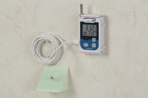 Gann Klima 30 Datenlogger mit Wandhalter und Sensor montiert